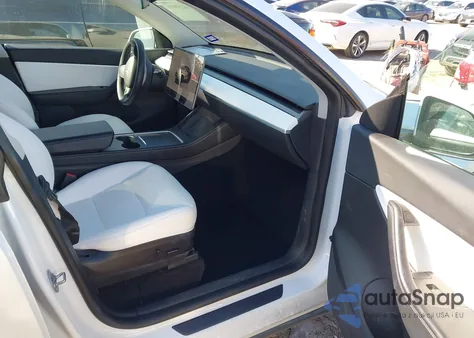 2022 Tesla Model Y Long Range Dual Motor All-Wheel Drive z USA, uszkodzony, nr VIN 7SAYGDEEXNF356798